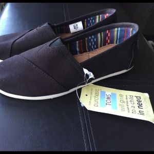 NWT TOMS black canvas shoes